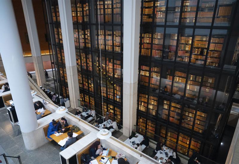 Britanska biblioteka je otvorena 1973. godine, a bila je član Britanskog muzeja - London dom više od 600 knjižnica: Jedinstvena arhitektura i bogata kolekcija pisanog blaga