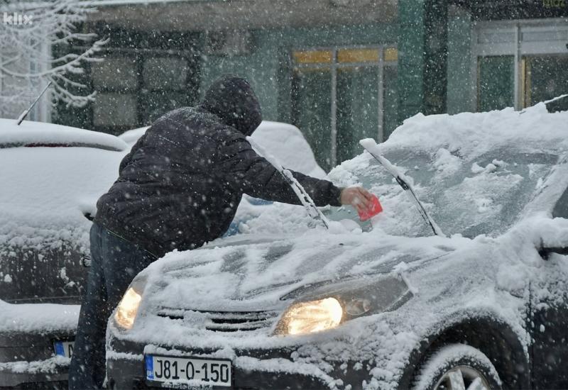 Zima u travnju: Sarajevo osvanulo pod snijegom