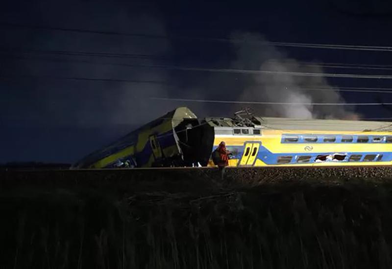 Vlak iskočio iz šina, najmanje jedna osoba poginula i desetine ozlijeđenih