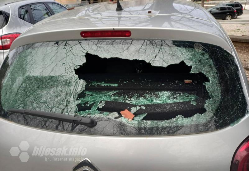 Mostar: Bura odlomila komad fasade i nanijela veću štetu na vozilima