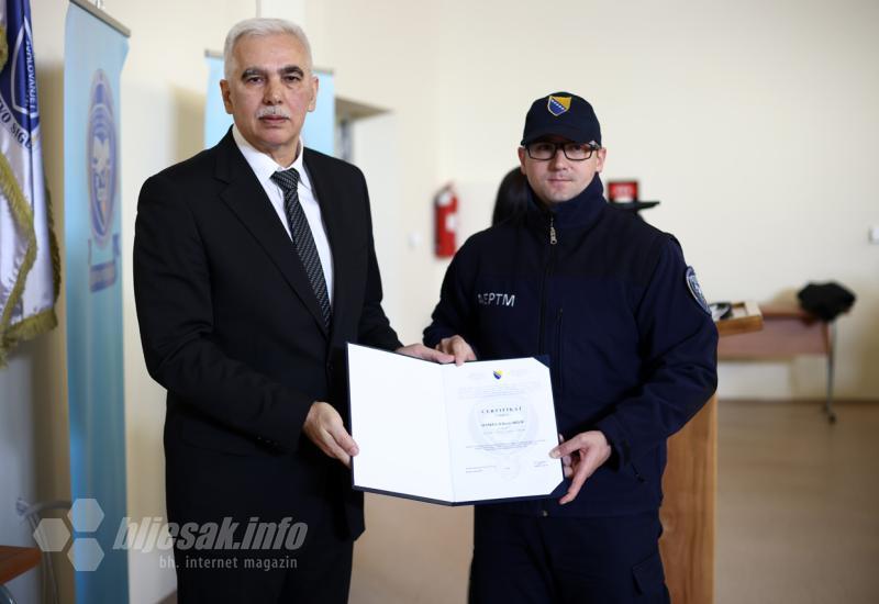 Mostar: Pogledajte  50 novih policajaca i osam mlađih inspektora
