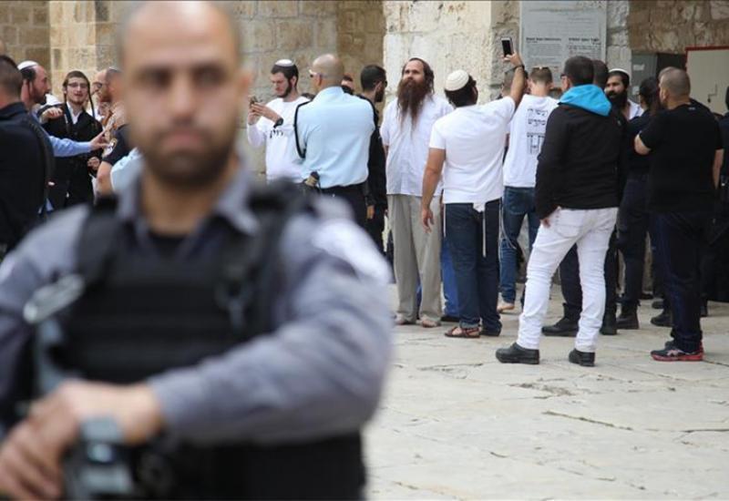 Izraelska policija suzavcem i vodenim topovima Palestincima spriječila pristup džamiji Al-Aksa