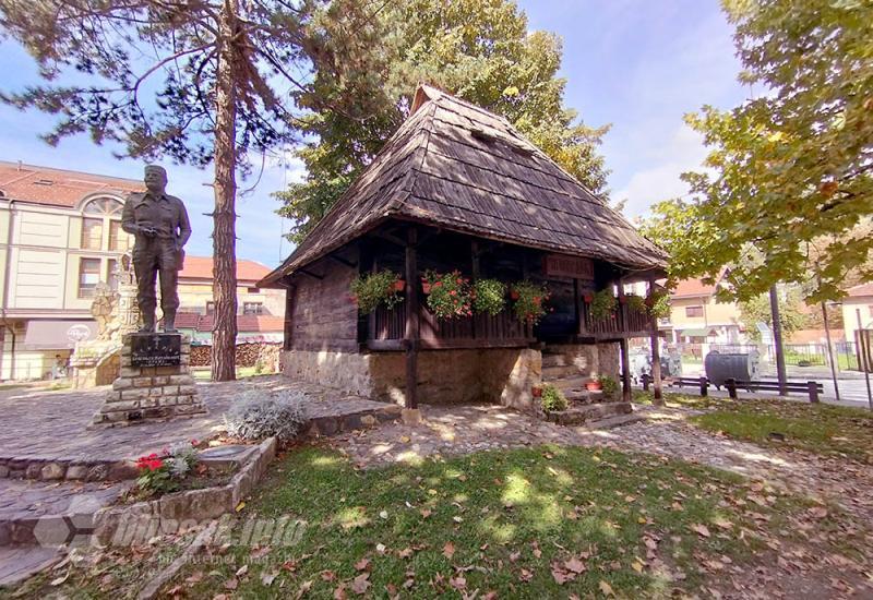 Đeneral Draža pred svojim domom - Ivanjica: Partizani u Jurišu, Draža ih mirno gleda