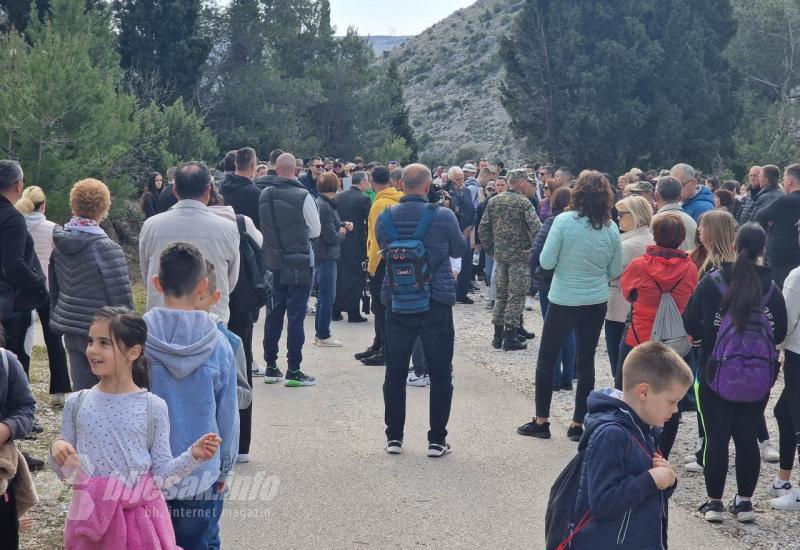 Križni put na brdu Hum  - FOTO | Tisuće vjernika sudjeluju u pobožnosti Križnog puta na brdu Hum 