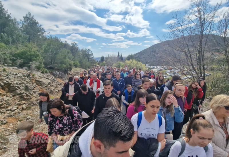 FOTO | Tisuće vjernika sudjeluju u pobožnosti Križnog puta na brdu Hum 