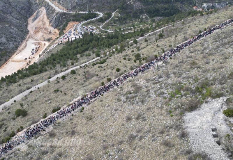 FOTO | Tisuće vjernika sudjeluju u pobožnosti Križnog puta na brdu Hum 