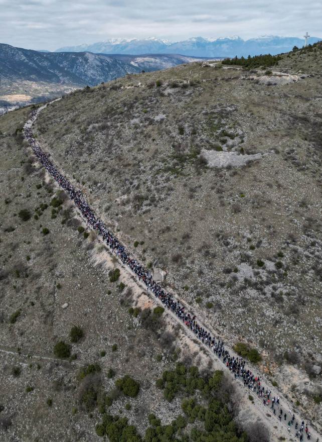 Pobožnost Križnog puta na brdu Hum - FOTO | Tisuće vjernika sudjeluju u pobožnosti Križnog puta na brdu Hum 