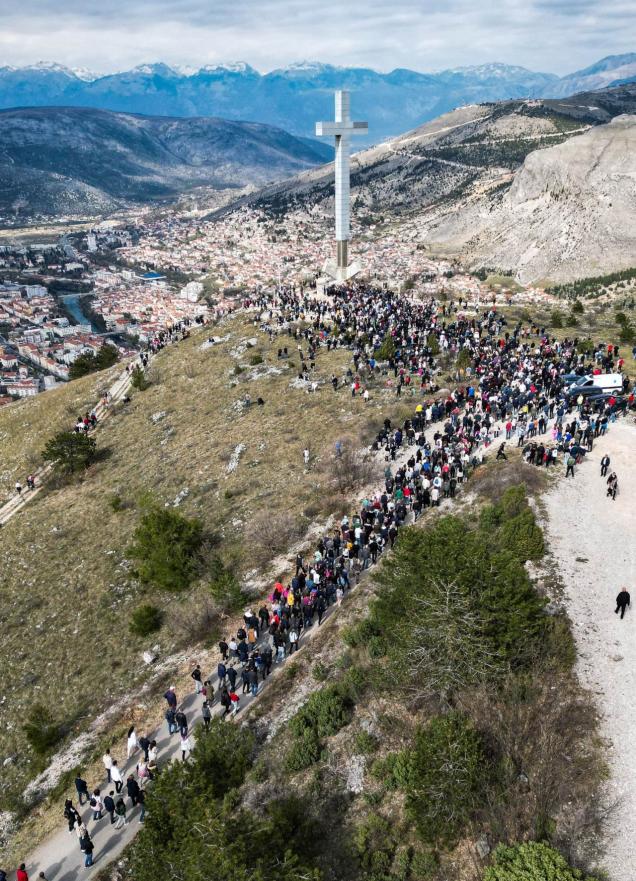 Pobožnost Križnog puta na brdu Hum - FOTO | Tisuće vjernika sudjeluju u pobožnosti Križnog puta na brdu Hum 