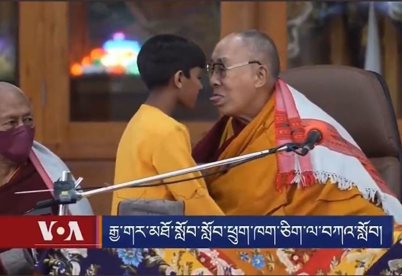 VIDEO | Dalaj Lama poljubio dječaka u usta, potom tražio da mu posiše jezik; Ispričao se