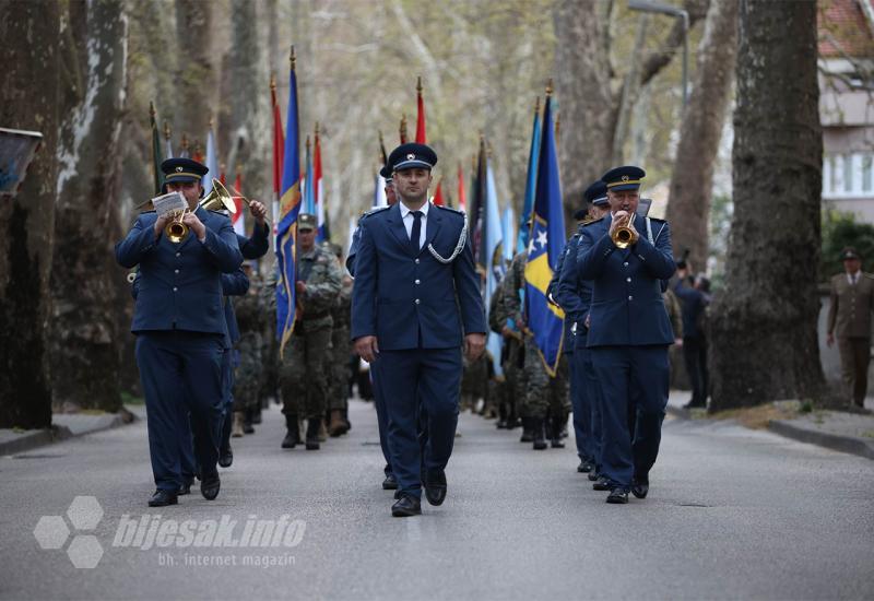 31. obljetnica utemeljenja HVO-a: Vojni mimohod sa zastavama prošao kroz Mostar