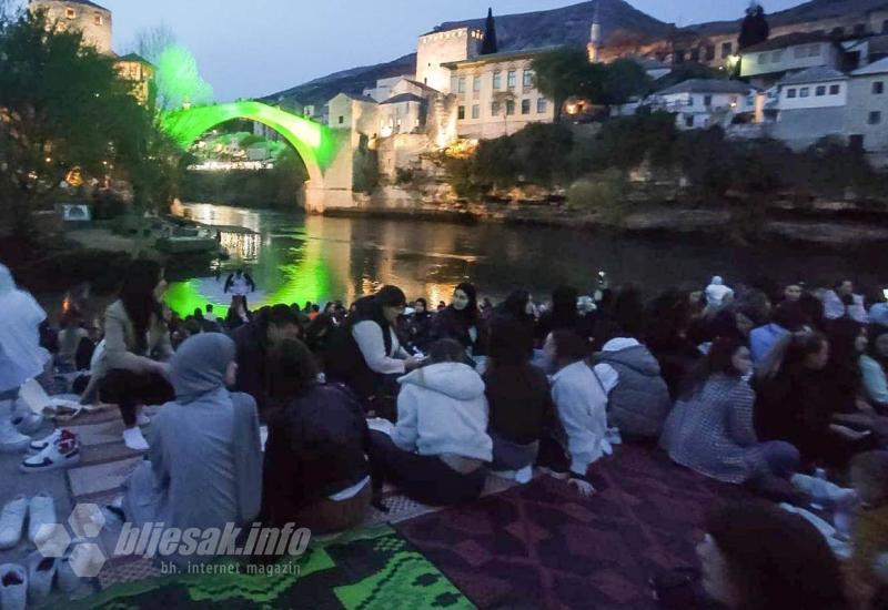Mostar: 1300 mladih na iftaru na platou ispod Starog mosta