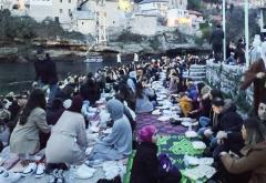 Mostar: 1300 mladih na iftaru na platou ispod Starog mosta