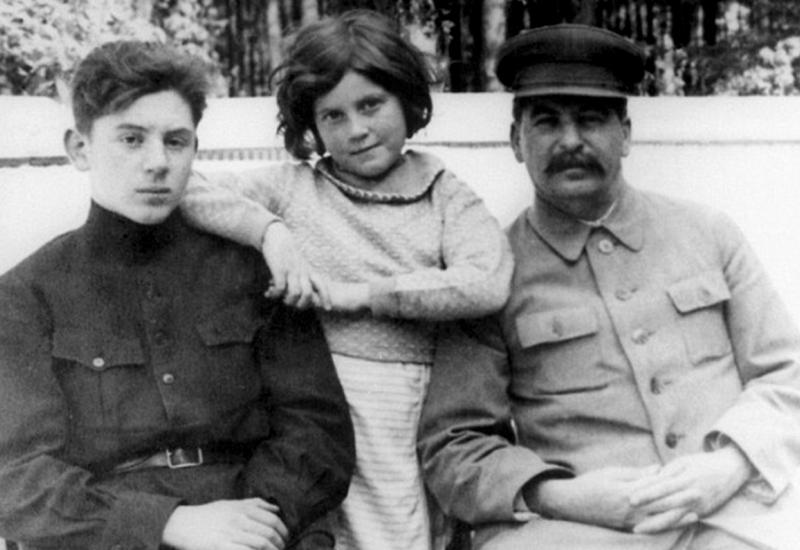 Staljin sa djecom iz drugog braka - Povijest: Zašto je Staljin je odbio spasiti svoga sina iz nacističkog logora?