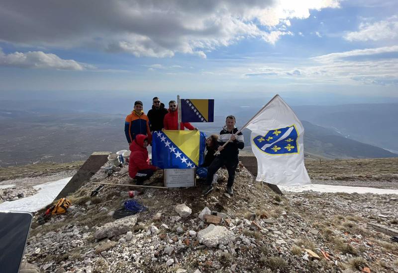 Učenici mostarske škole postavili zastavu na vrh Veleža u čast Armije BiH