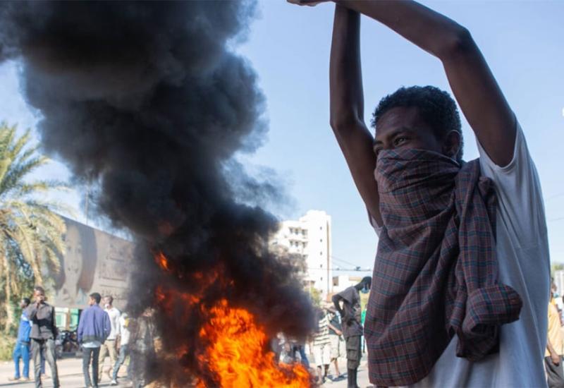 Potpuni kaos u Sudanu: Poginulo više civila, borbe i dalje traju