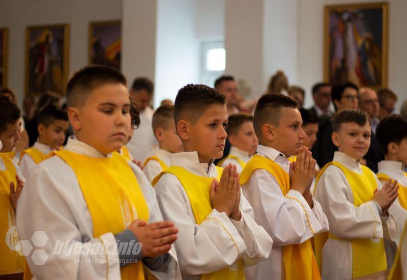 Prva sveta pričest u župi sv. Mateja u Mostaru - FOTO | Mostar: 85 prvopričesnika primilio sakrament Prve svete pričesti