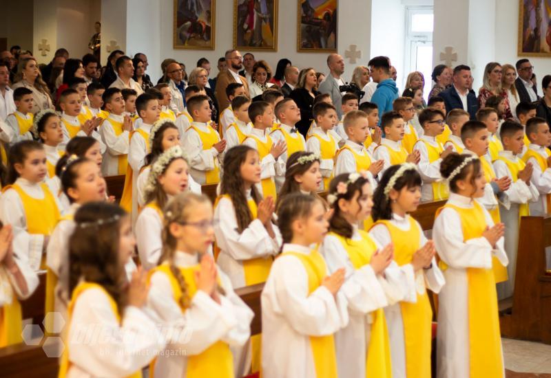 FOTO | Mostar: 85 prvopričesnika primilio sakrament Prve svete pričesti