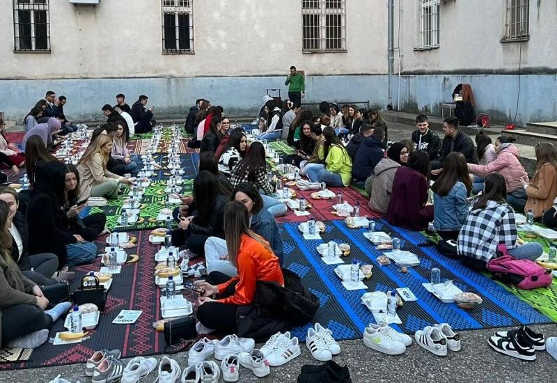 Mostar: Studenti iftarili u kampusu Univerziteta ''Džemal Bijedić''