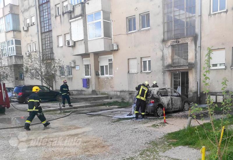 Požar na automobilu u Mostaru - Mostar: Izgorio automobil, požar u stanu