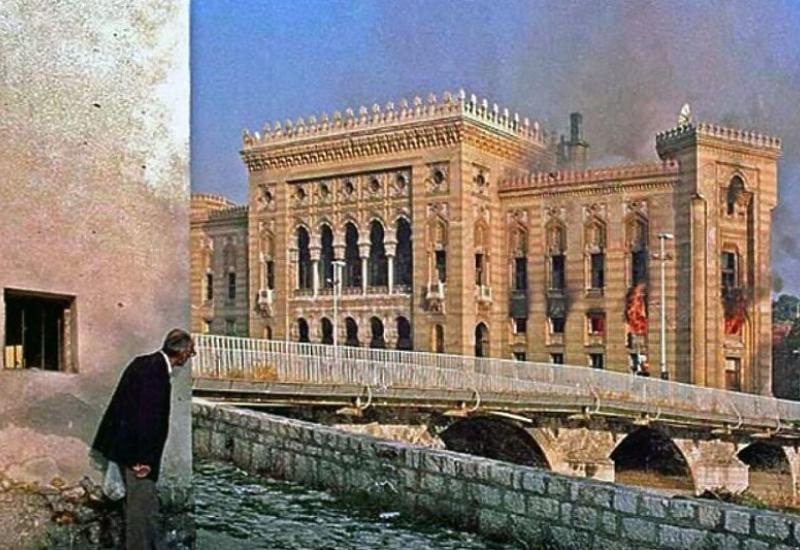 Za vrijeme opsade Sarajeva od 1992. do 1995. godine Vijećnica je bila više puta granatirana - Sarajevska Vijećnica slavi 127. rođendan