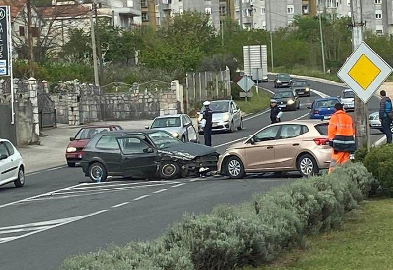 Prometna nesreća u Mostaru - Mostar: Teška prometna nesreća na M-17, tri osobe prevezene na CUM