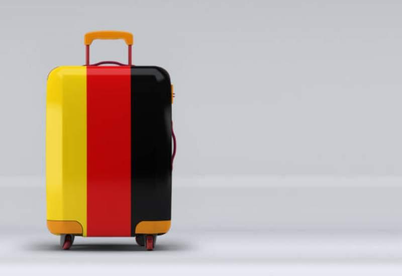 Kofer sa zastavom Njemačke - Rusija protjeruje njemačke diplomate 