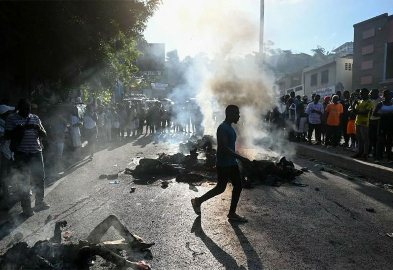 Članovi bande na Haitiju upali u grad i pljačkali kuće. Građani ih žive spalili