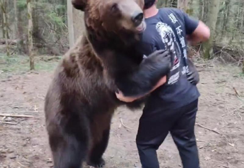 Enomoto trenirao s medvjedom 