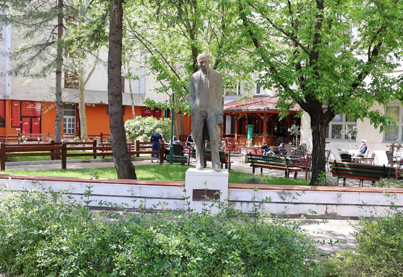 Spomenik Šimiću u Mostaru - Bariša Čolak otvorio Šimićeve susrete