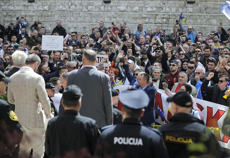 Više stotina građana okupilo se ispred zgrade Parlamenta Federacije Bosne i Hercegovine - Pogledajte galeriju slika s prosvjeda u Sarejevu