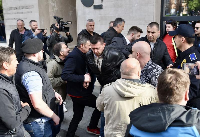 Prosvjednici napadali zastupnike pri izlasku iz Parlamenta FBiH - VIDEO: Prosvjednici napali zastupnika nakon glasanja o imenovanju nove vlade: Udri ga, udri ga