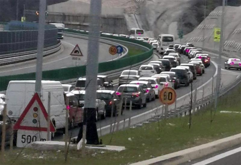 Prometni kolaps na autocesti prema jugu - policija isključuje vozila u Tarčinu