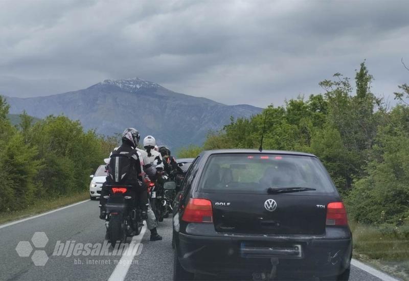 VIDEO | ''Zakrčilo'' na M-17 kod Mostara - svi su krenuli na jug!