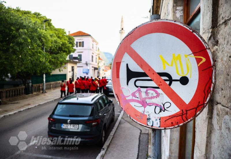 Hrvatska glazba Mostar je budnicom poželjela dobro jutro svim građanima Mostara - I tako već 29 godina: Budnica ulicama Mostara