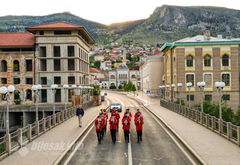 Hrvatska glazba Mostar je budnicom poželjela dobro jutro svim građanima Mostara - I tako već 29 godina: Budnica ulicama Mostara