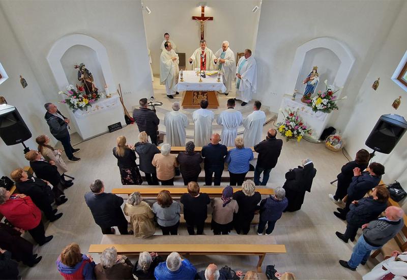 Nadbiskup Vukšić blagoslovio filijalnu crkvu u mjestu Šenkovići pokraj Novog Travnika