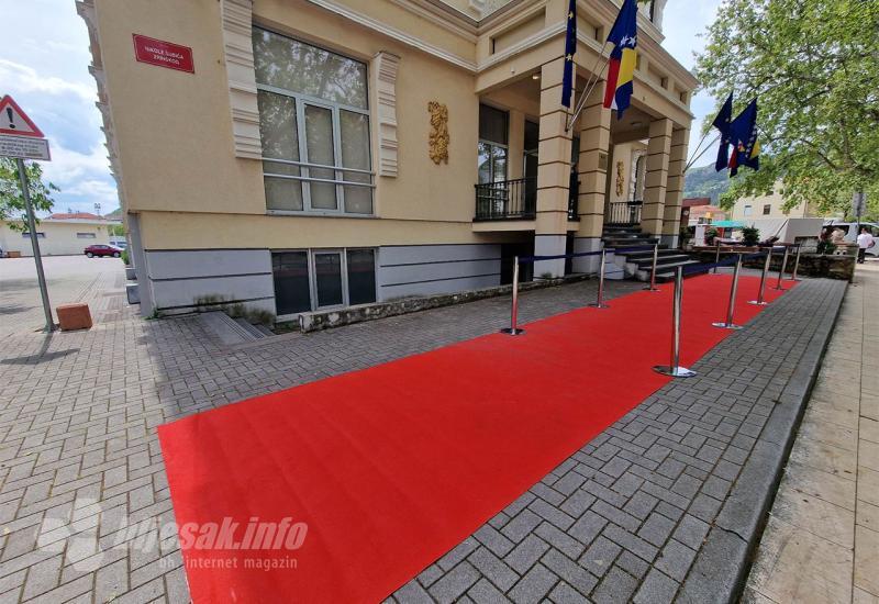 Crveni tepih ispred ureda Predsjedništva Hrvatskog narodnog sabora - Čović dočekuje goste 