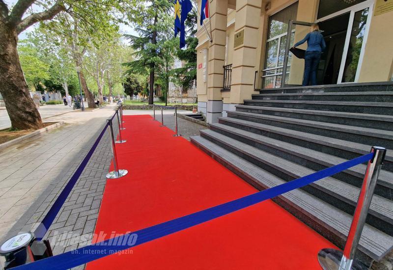 Crveni tepih ispred ureda Predsjedništva Hrvatskog narodnog sabora - Čović dočekuje goste 