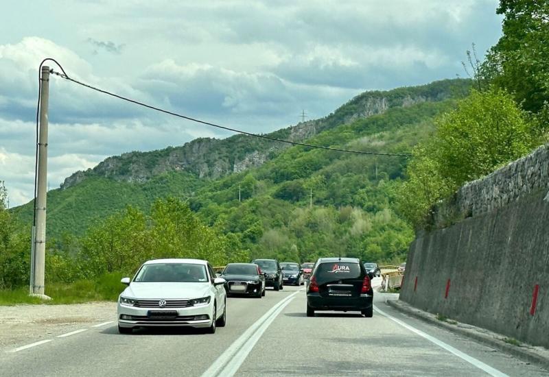 Od Jablanice do Ostrošca kolona auta duga 11 kilometara