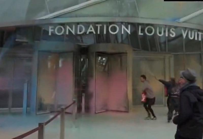 Aktivisti zalili bojom zgradu Zaklade Luisa Vuittona - Aktivisti zalili bojom zgradu Zaklade Luisa Vuittona: Bogatsvo velikih kompanija je neumjesno