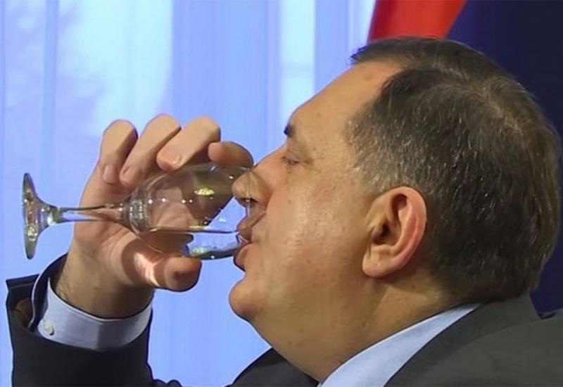 Milorad Dodik, rakija/Ilustracija - Na račun građana Vlast u RS-u pije Dodikovu rakiju