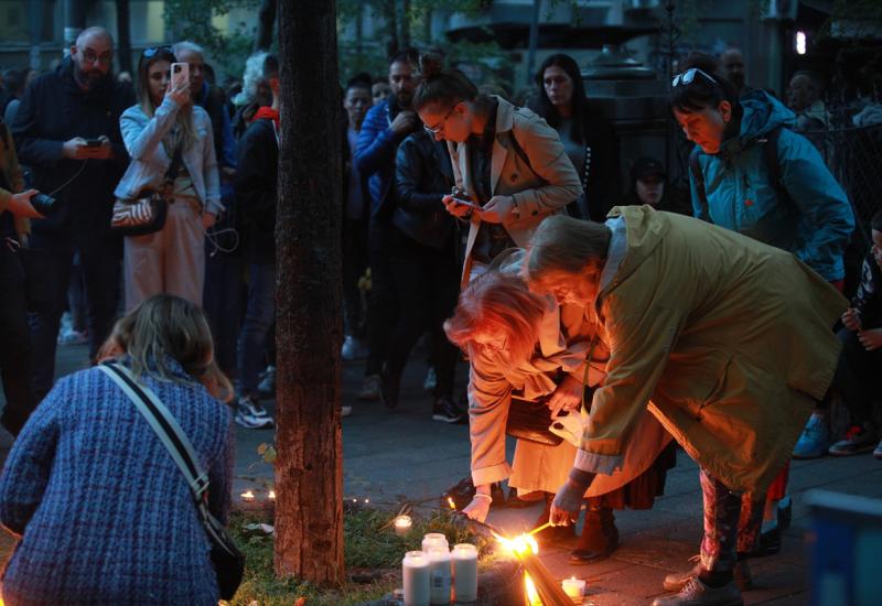 Više tisuća građana okupilo se na Cvetnom trgu povodom masovnog ubojstva u školi  - Brojni građani Beograda paljenjem svijeća odali počast ubijenim učenicima