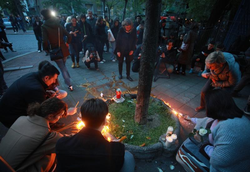 Više tisuća građana okupilo se na Cvetnom trgu povodom masovnog ubojstva u školi  - Brojni građani Beograda paljenjem svijeća odali počast ubijenim učenicima