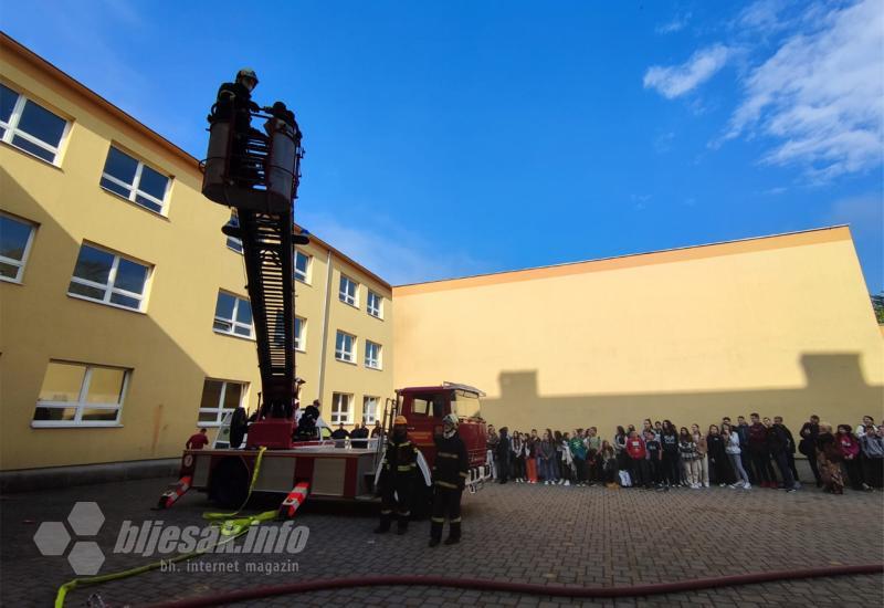 FOTO | Vježba u Čapljini: Vatrogasci ugasili požar na školi, HGSS i Hitna spasili dječaka