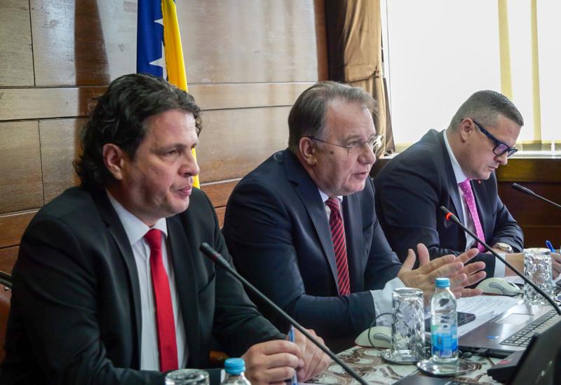 Vlada zaustavila sve natječaje i zakone Novalićeve vlade