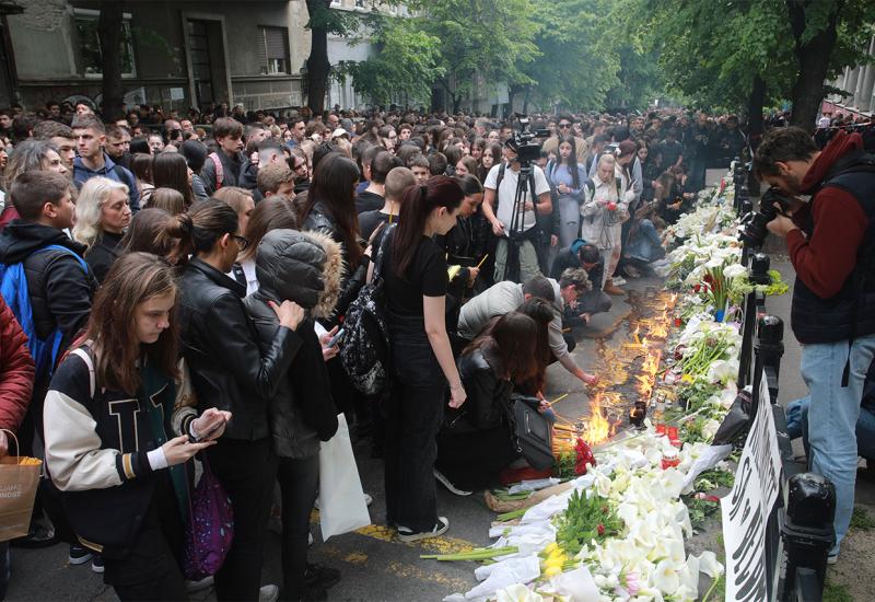 Tisuće građana Beograda u tišini odali počast ubijenim - FOTO: Tisuće građana Beograda odaju počast u tišini