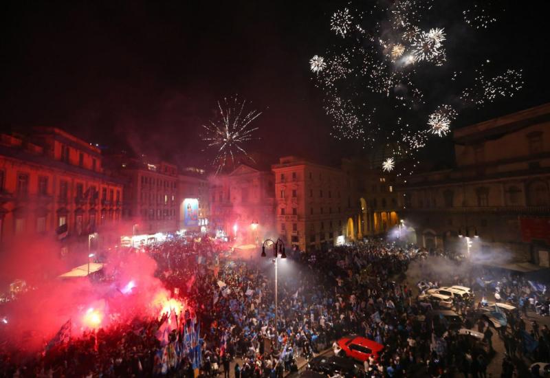 Slavlje u Napulju - FOTO/VIDEO | Noć kada je proključao Vezuv