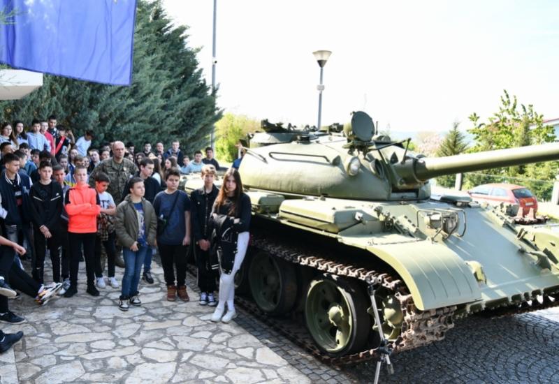 Susretom učenika obilježena 32. obljetnica zaustavljanja tenkova JNA u Pologu