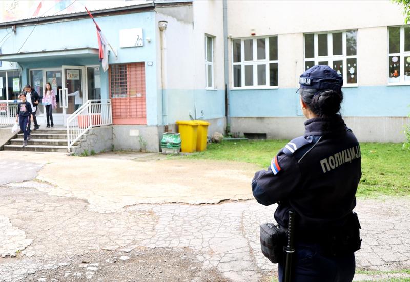 Po dva policajca u svakoj školi - Srbija: Od danas po dva policajca u svakoj školi