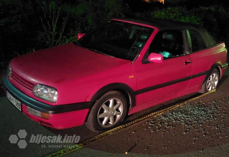 Oštećeno crveno vozilo marke Golf - Mostar - 